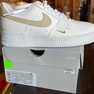 WMNS AIR FORCE 1 '07 ESSENTIAL 'WHITE RATTAN' 9 1/2 NIB NEVER WORN